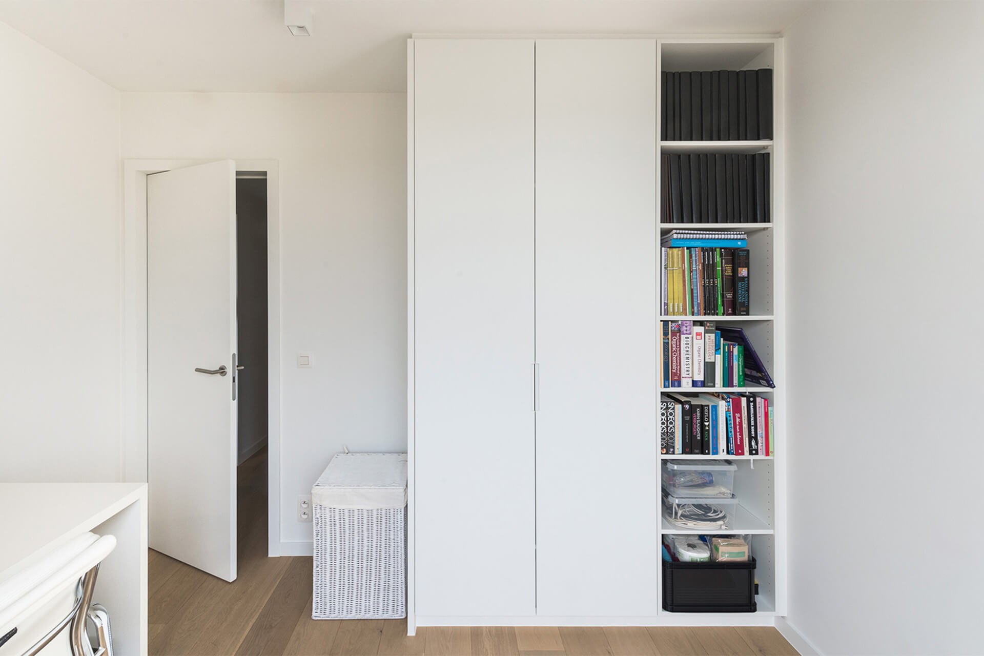 Witte opbergkasten op maat voor de kinderkamer