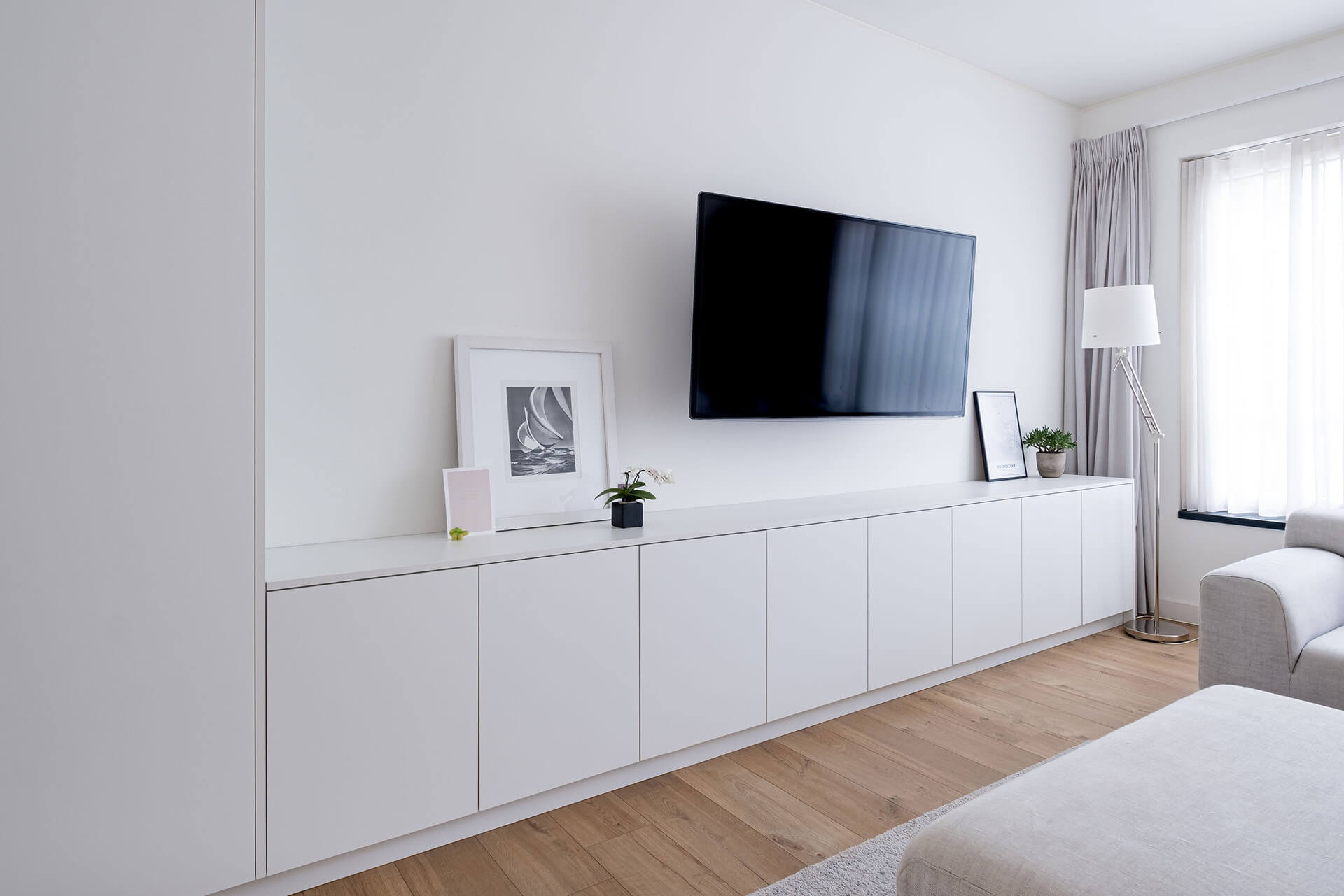Witte commode op maat voor de salon van maatkastenonline