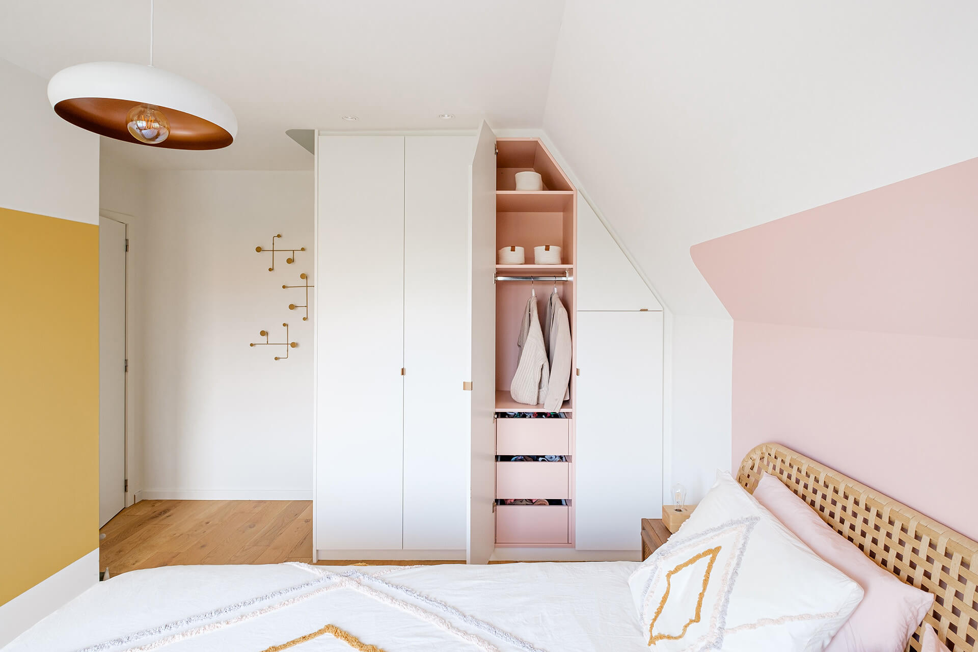 Kast op maat onder een schuine wand van maatkastenonline