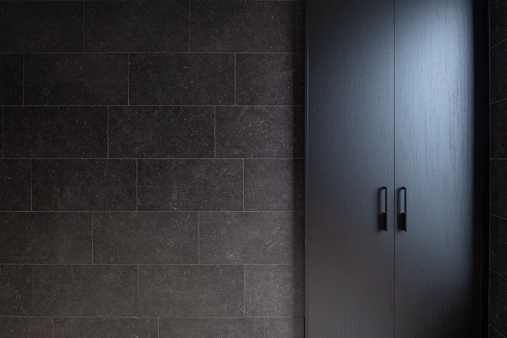 Ingebouwde, zwarte opbergkast op maat in de kleur Elegant Black, van maatkasten online