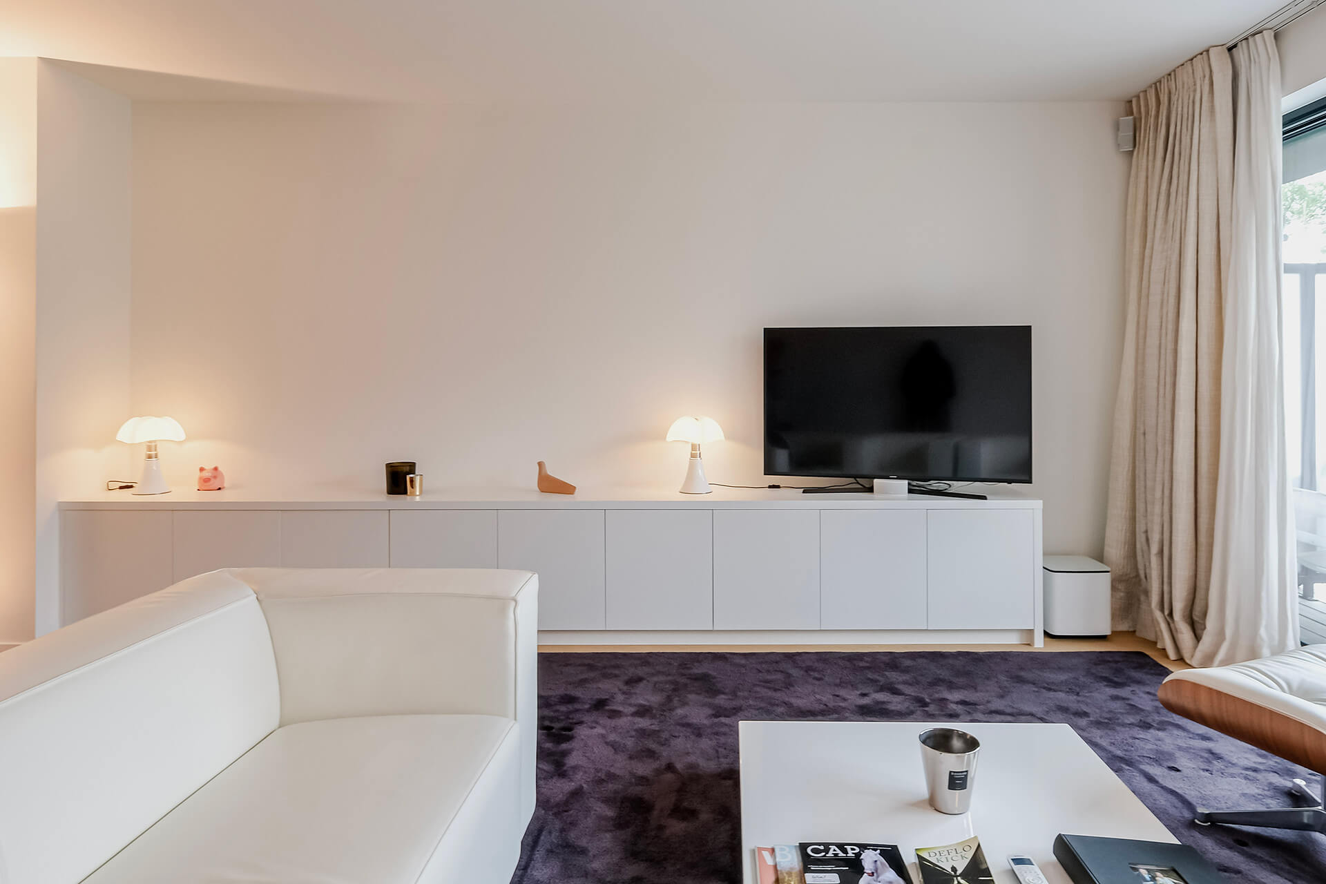 Wit tv meubel op maat met push to open deuren, van maatkasten online