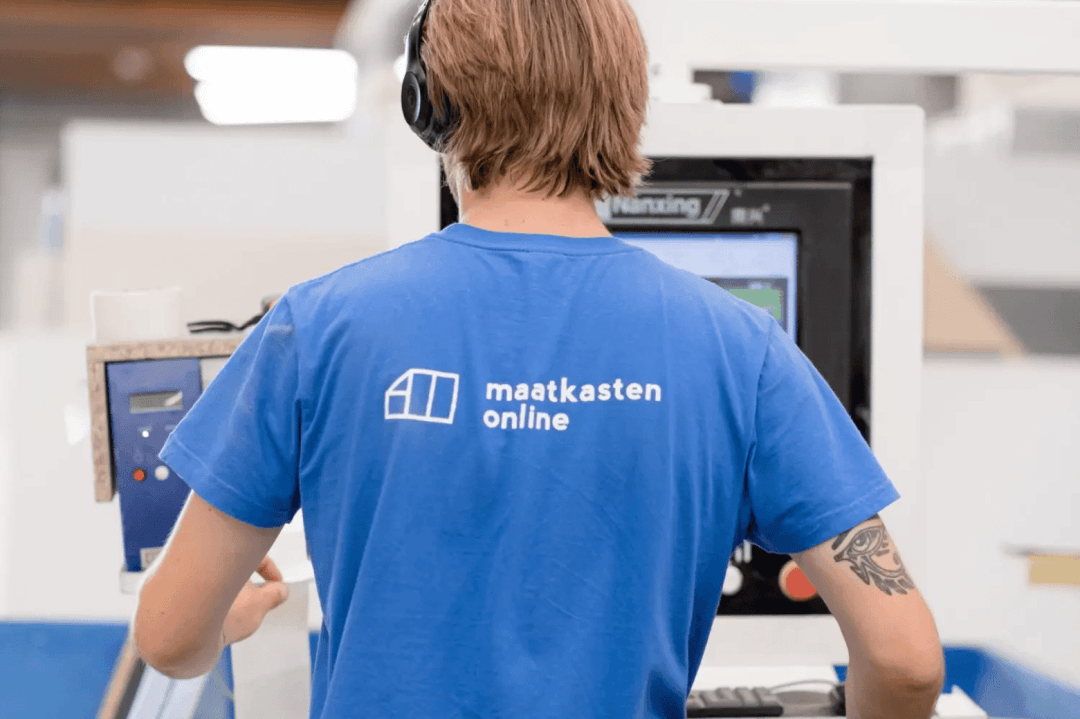 Een medewerker bij Maatkasten Online