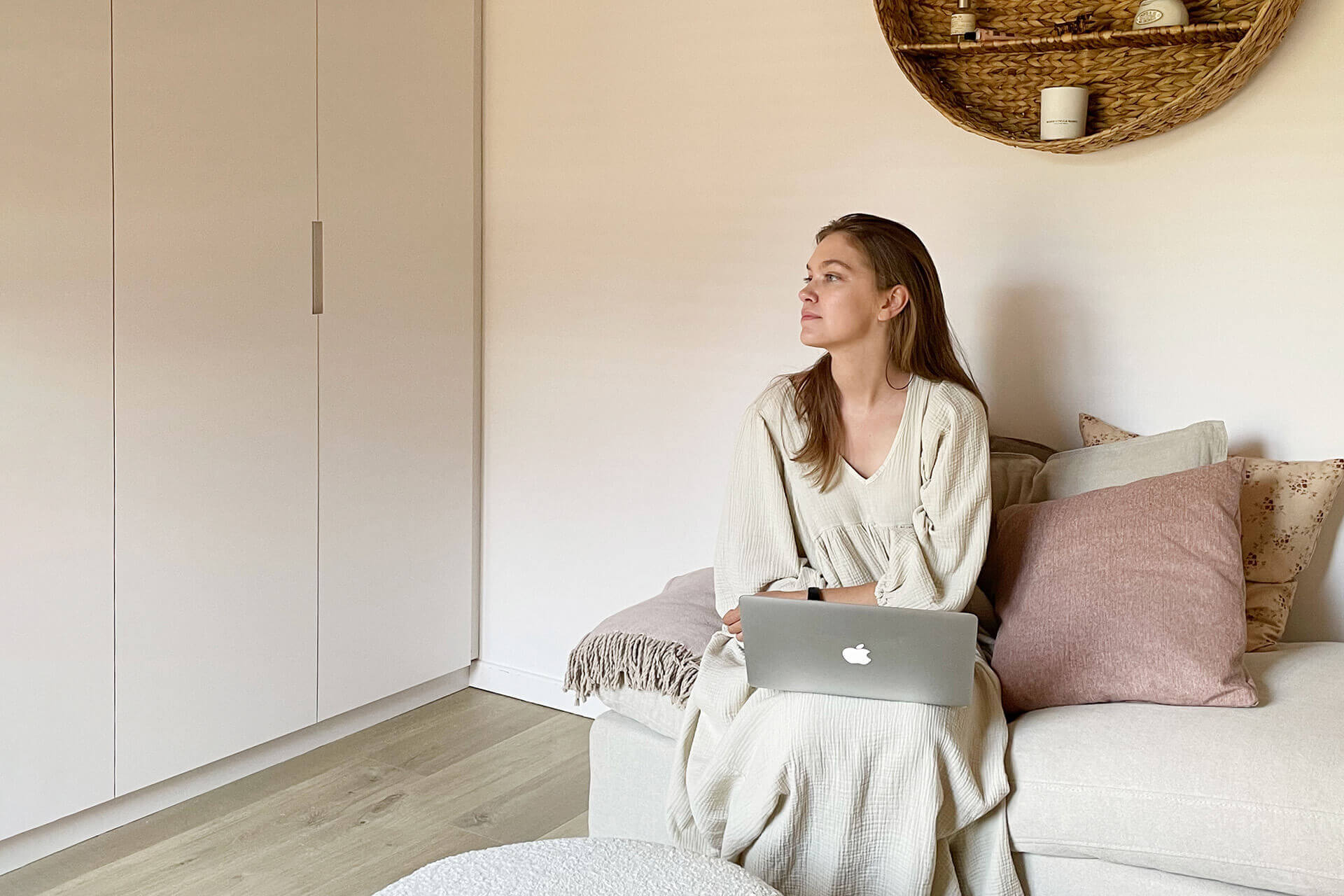 Romy zit in de zetel bij haar maatkast van maatkastenonline