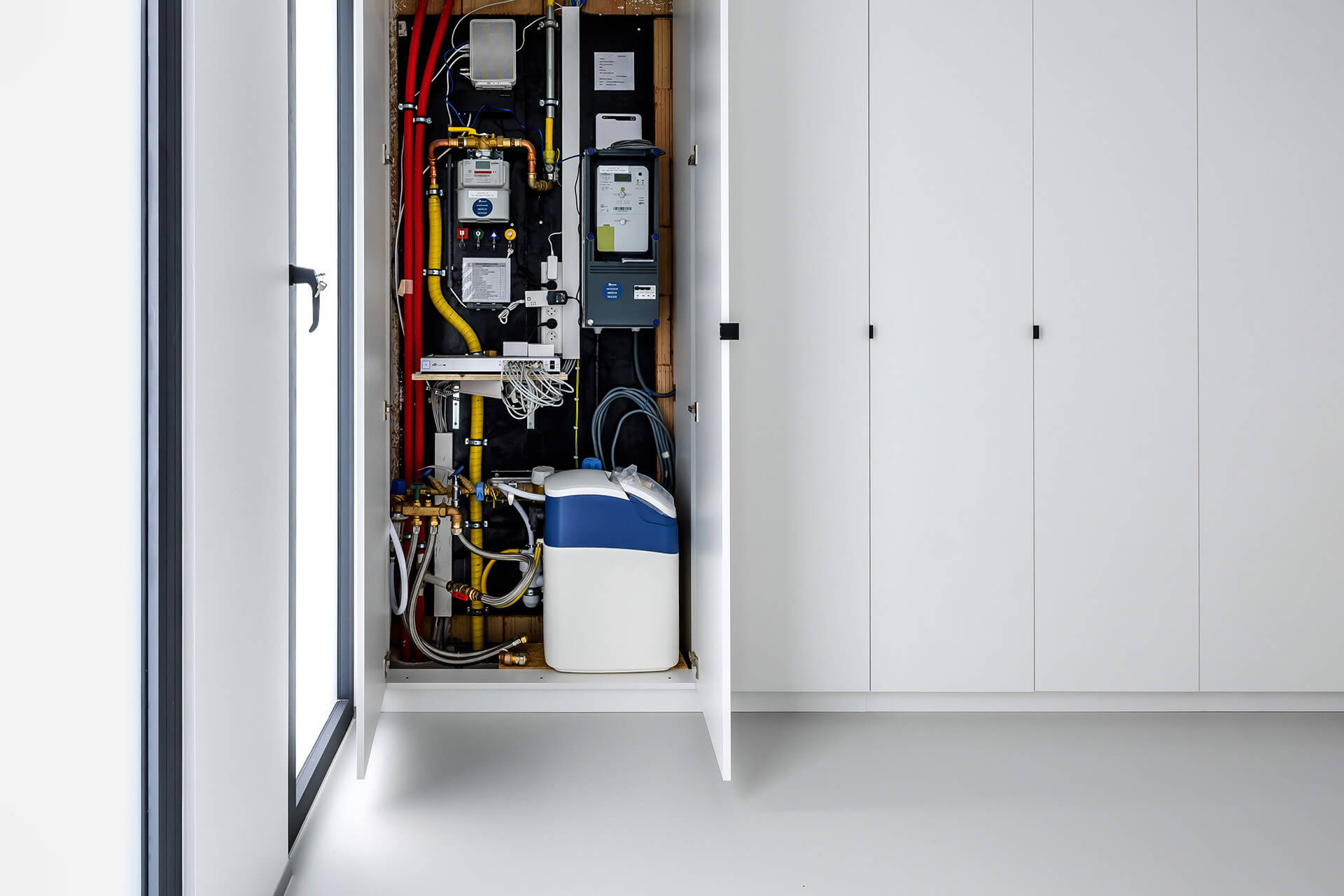 Technische installaties wegwerken met een maatkast