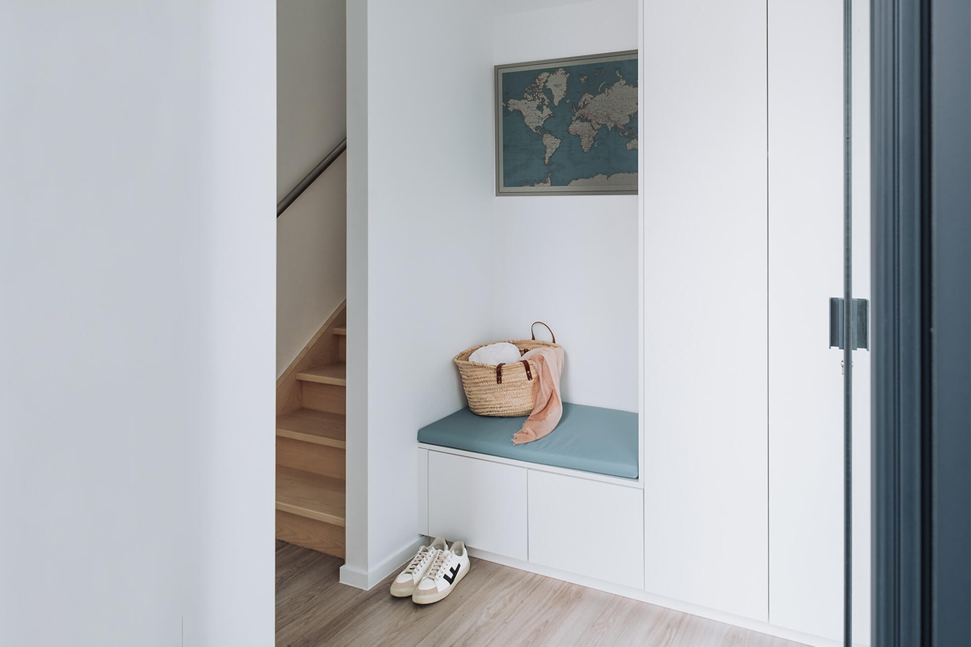 Vestiairekast met zitbank op maat van maatkastenonline
