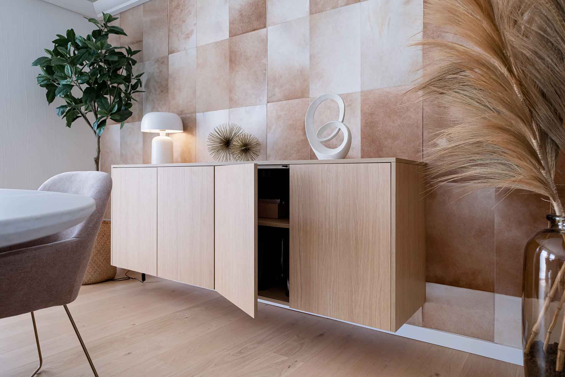 Eiken zwevende commode op maat voor de woonkamer in de kleur Essential Oak Naturel, van maatkastenonline