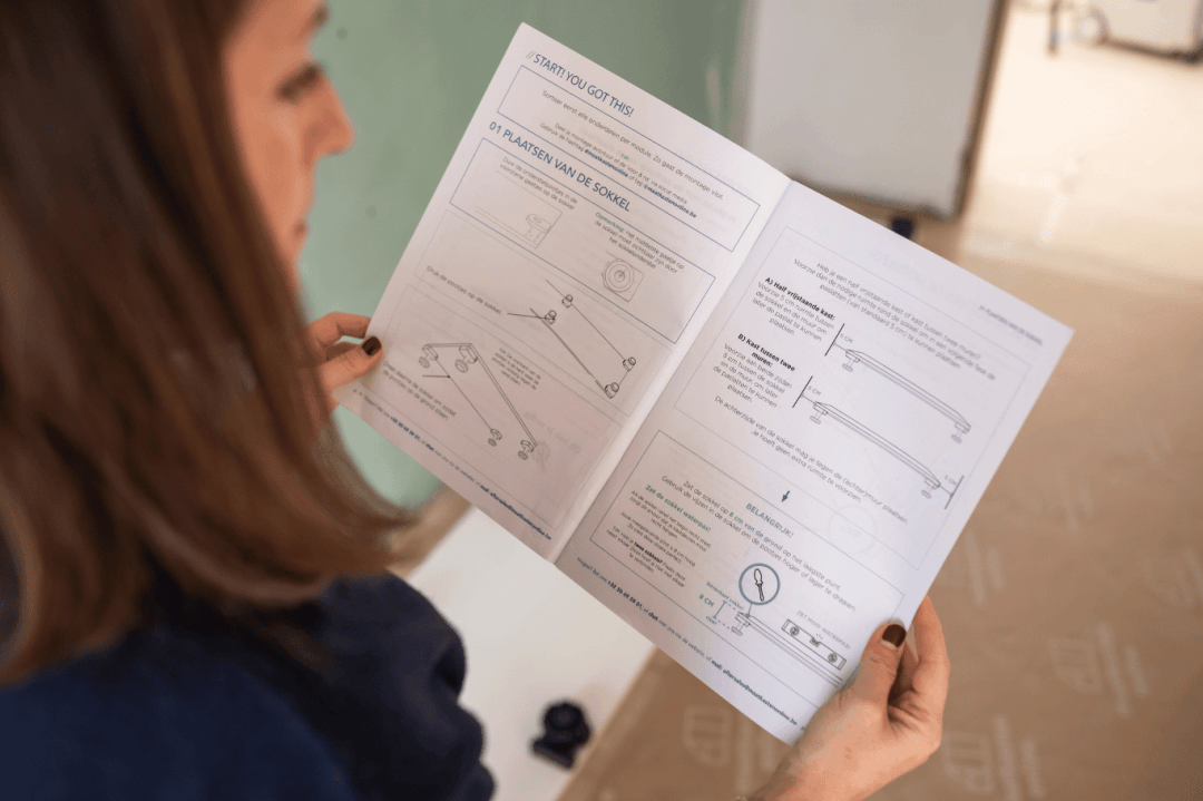 Persoon leest montagehandleiding
