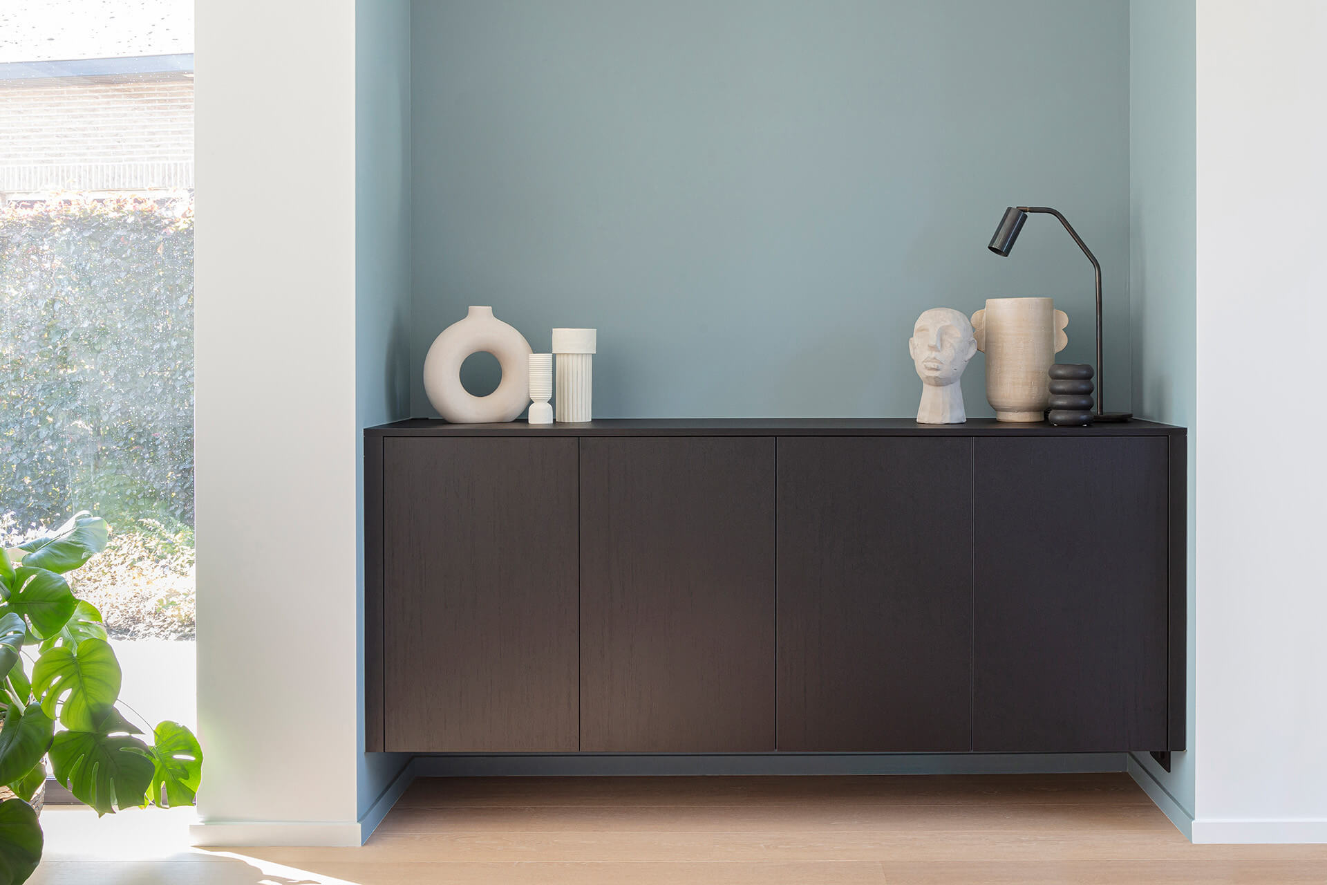 Zwarte, zwevende commode op maat in de kleur Elegant Black in de woonkamer, van maatkasten online 
