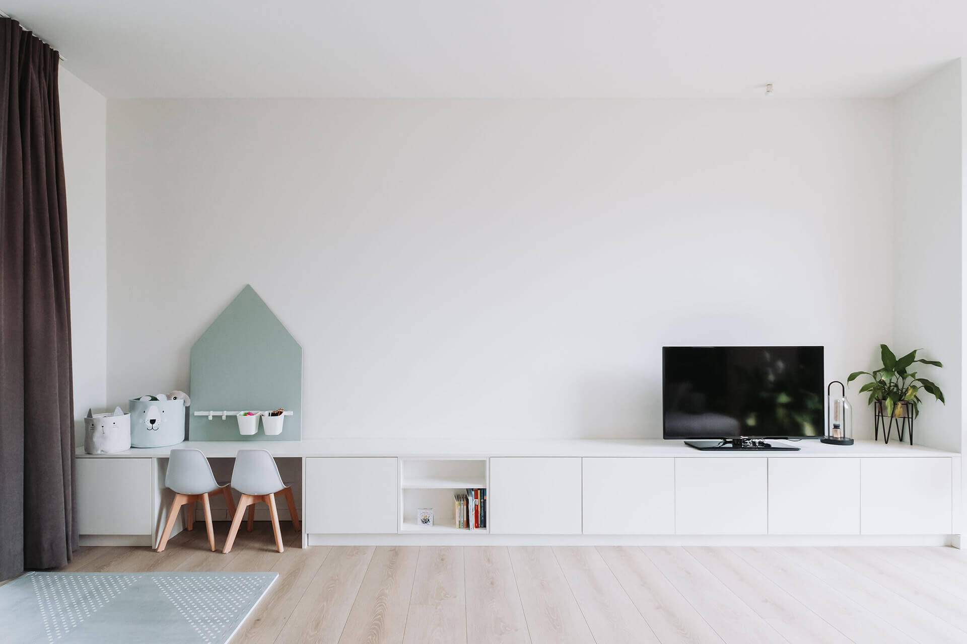 Lange, brede tv kast op maat in Front White met push to open deuren, van maatkasten online