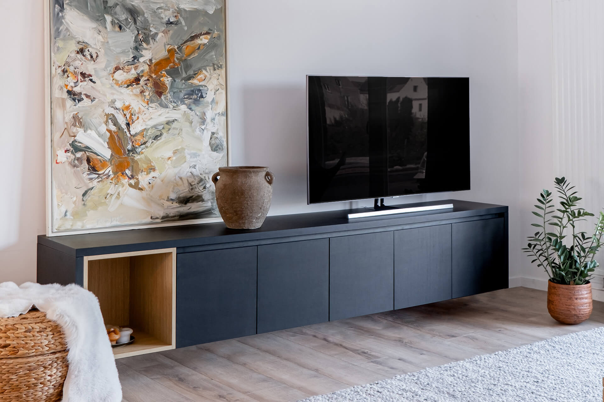 tvkast op maat, hangend in zwart en hout van maatkastenonline