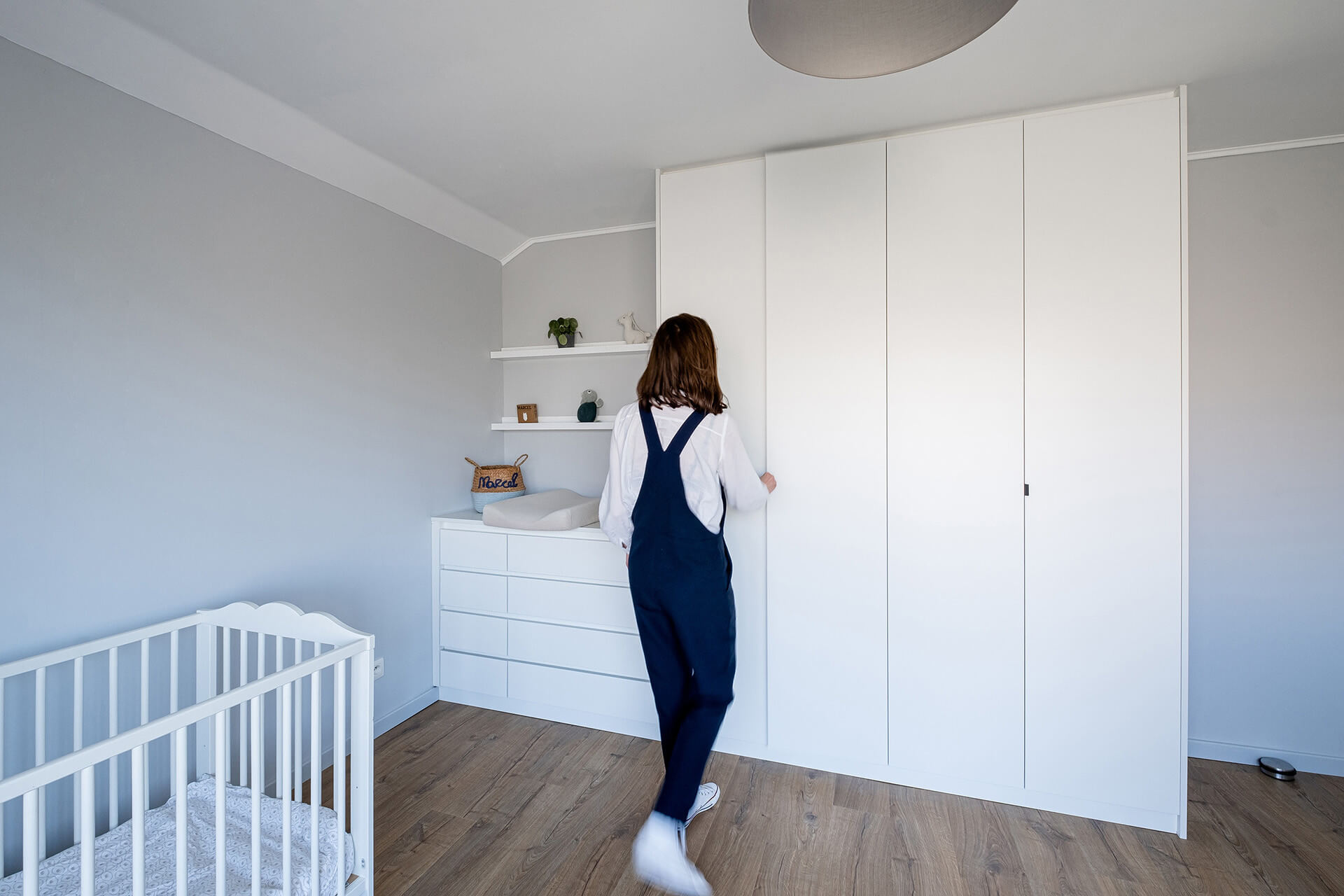 Combinatie van een witte commode en kleerkast op maat voor de babykamer