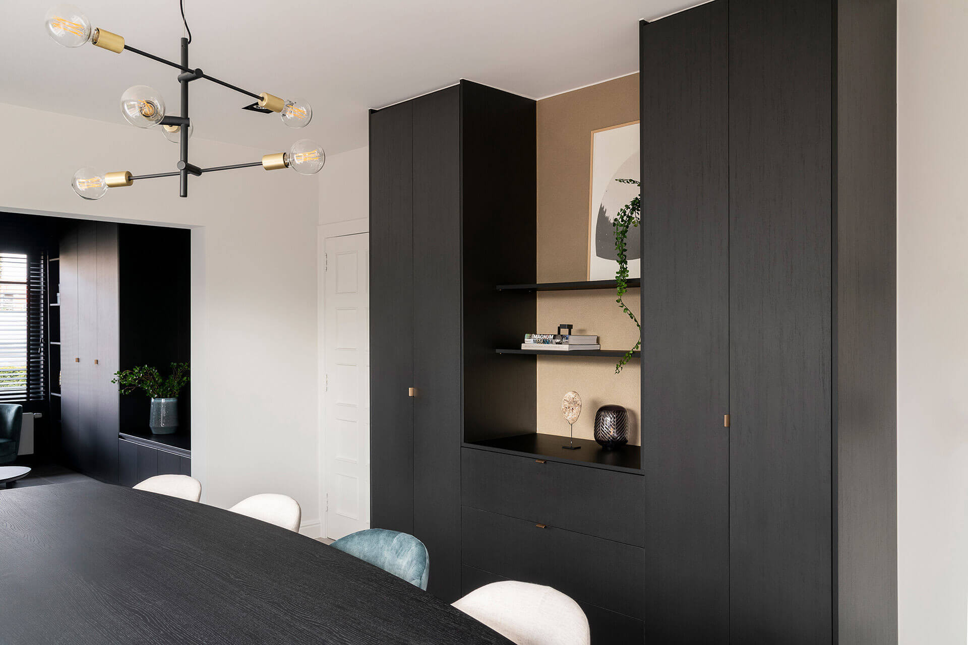 Opbergkast op maat in de woonkamer in de kleur Elegant Black